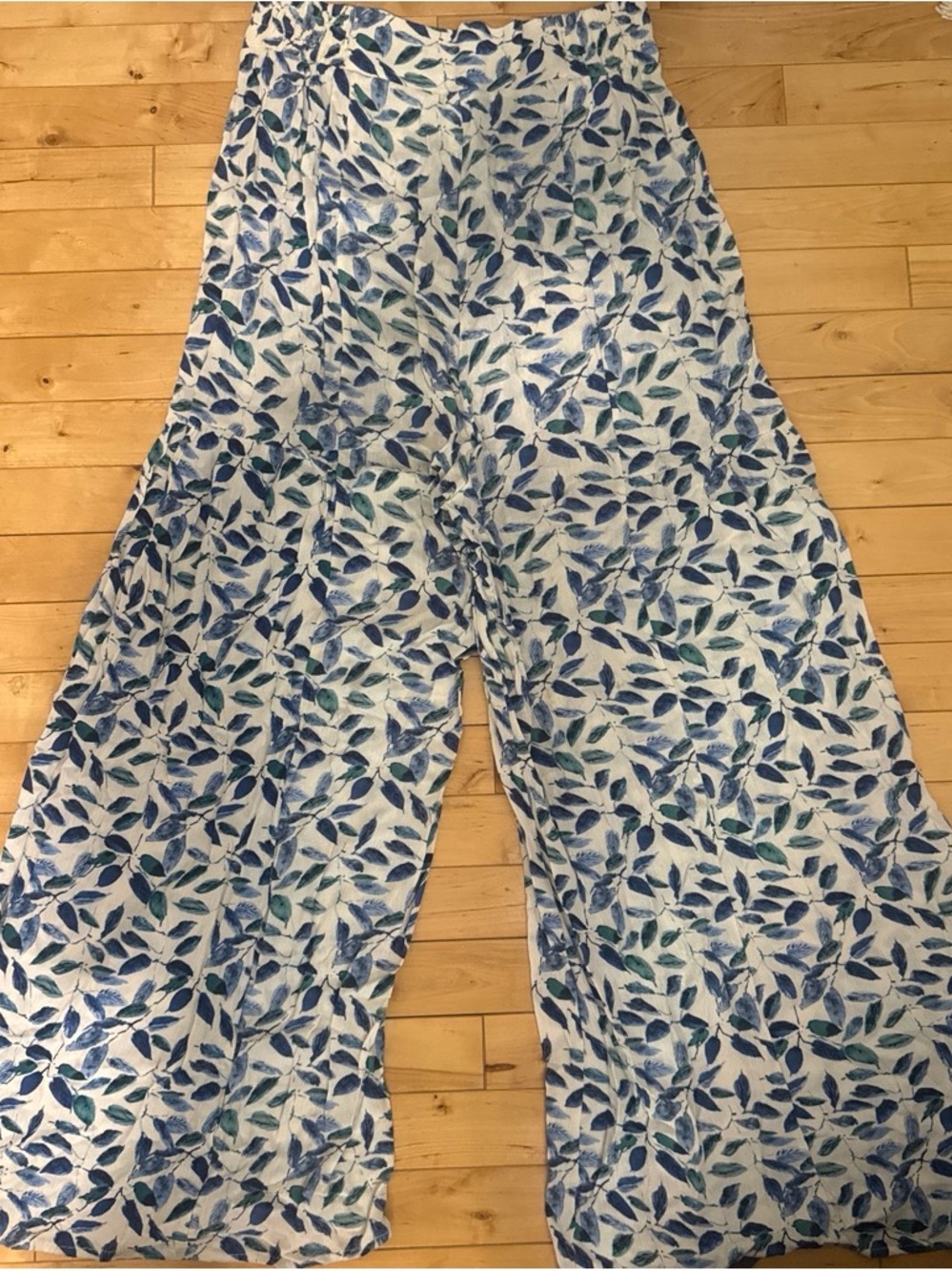 Kendall & Kylie Blue and White Leaf-Print Wide Leg Pants